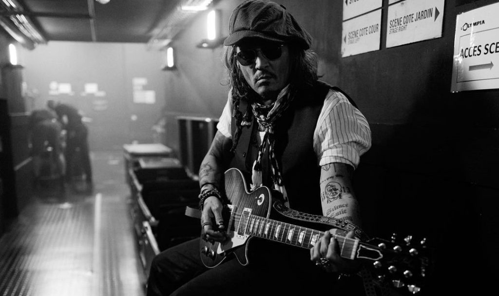 Is Johnny Depp a good guitar player?